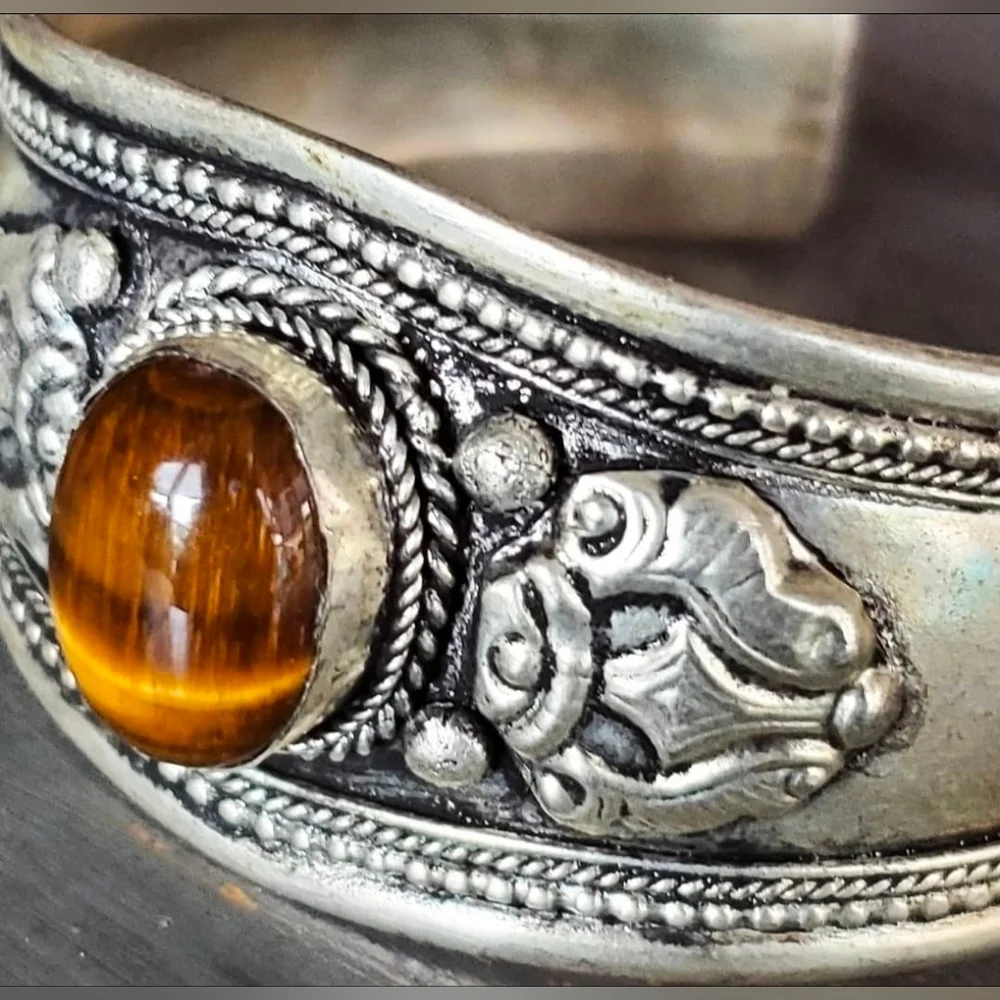 Tibetan Tiger's Eye Bracelet - Picture 2 of 3